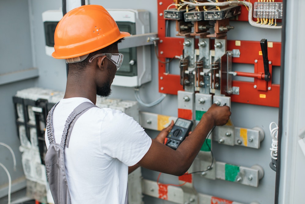 Les conséquences d'une installation électrique défectueuse pour les propriétaires immobiliers