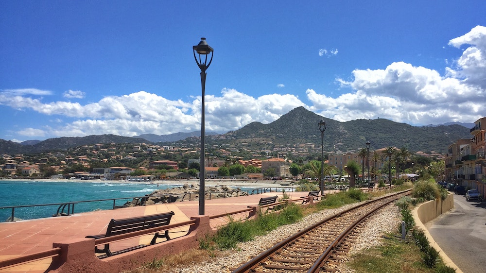 Investir dans l'immobilier en Corse : opportunités et enjeux